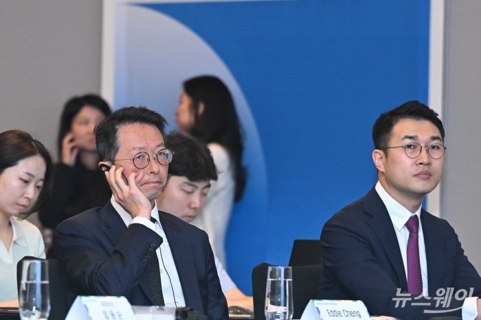 (앞줄 오른쪽)김석환 NH-Amundi자산운용 글로벌솔루션본부 부장과 에디 챙 올스프링 글로벌포트폴리오 관리 총괄이 4일 오전 서울 마포구 호텔나루엠갤러리에서 열린 '하나로TDF' 기자간담회에서 임동순 NH-Amundi자산운용 대표이사의 인사말을 경청하고 있다. 사진=강민석 기자 kms@newsway.co.kr