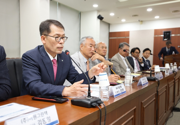 4일 수원상공회의소에서 열린 중소기업 현장 간담회에서 김성태 IBK기업은행장이 중소기업 대표들과 대화 하고 있다. 사진=기업은행 제공