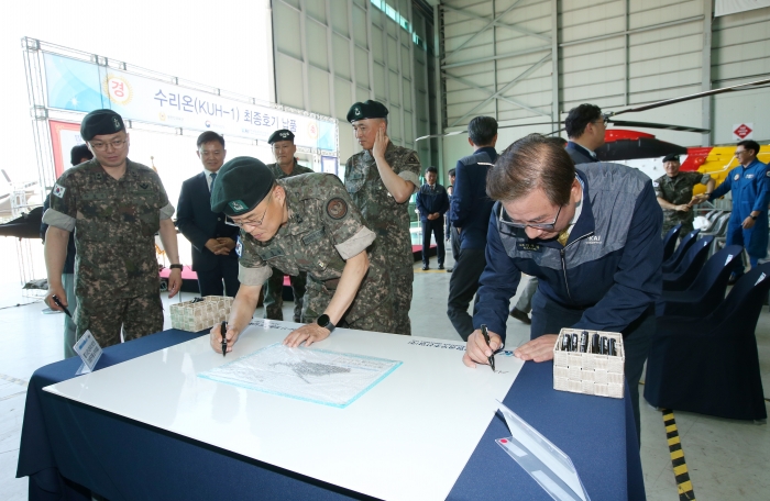 강구영 사장(오른쪽)과 육군 항공사령부 부사령관 박중동 준장이기념 서명을 하고 있다. 사진=KAI 제공