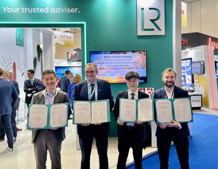 박성구 LR 극동아시아 총괄 대표, 심천식 국립목포대 미래형운송기기육성사업단장, 이상철 대한조선 기술본부장, 조지 톰슨 GT Wings 최고경영자가 업무 협약을 한 뒤 기념촬영을 하고 있다.