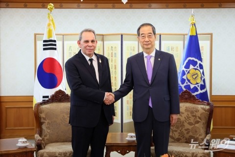 양자회담에서 악수 나누는 한덕수·아흐메드 하샤니 총리