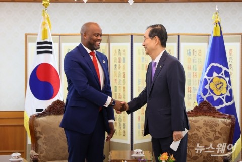 아프리카대륙자유무역지대 사무총장 접견하는 한덕수 국무총리