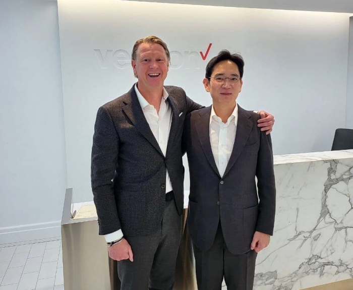 2021년 11월 이재용 당시 삼성전자 부회장이 버라이즌 본사를 방문해 한스 베스트베리 CEO와 기념촬영하는 모습. 사진=삼성전자 제공