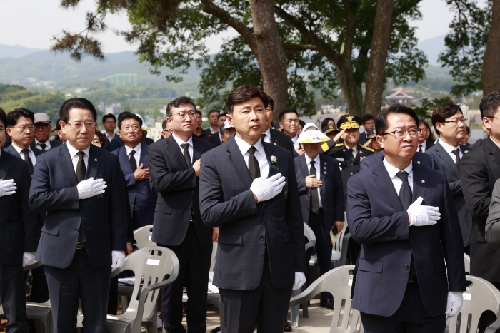 보성군이 6일 전라남도와 함께 보성군 현충공원에서 '대한민국을 지켜낸 당신의 희생을 기억합니다'라는 주제로 '제69회 현충일 추념식'을 진행하고 있다.