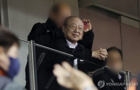 한화 김승연 회장, 또 대전구장 방문···선수단 격려