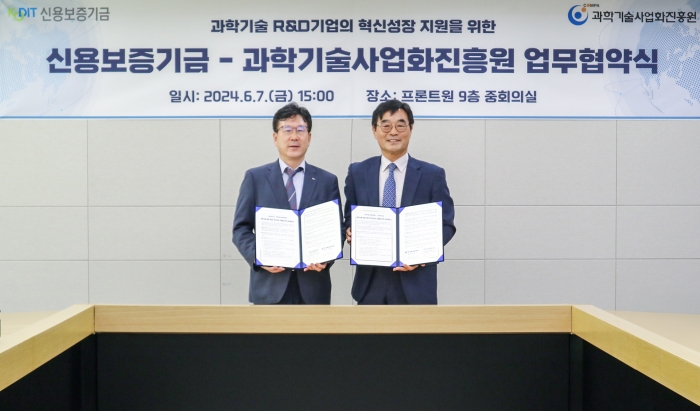한영찬 신용보증기금 이사(왼쪽)와 김봉수 과학기술사업화진흥원 원장이 지난 7일 서울 프론트원에서 열린 '과학기술 R&D기업의 혁신성장 지원을 위한 업무협약'을 체결한 후 기념 촬영을 하고 있다. 사진=신용보증기금 제공
