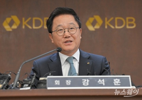 강석훈 산은 회장, HMM 지분 매각 '고심'