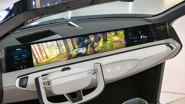 차량용 디스플레이에 진심인 현대모비스···이번엔 '움직이는 대화면'