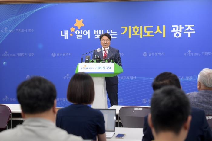 강기정 광주광역시장, 무안 민‧군 통합공항 관련 브리핑 기사의 사진