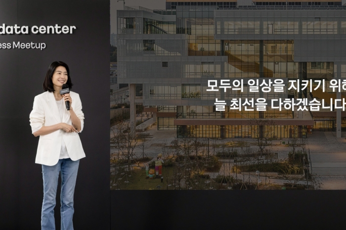 정신아 카카오 대표이사가 11일 경기도 안산 한양대학교 에리카 캠퍼스에 자리한 첫 자체 데이터센터를 소개하고 있다. 사진=카카오 제공