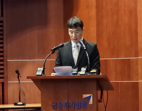이복현 금감원장 &quot;상법상 '이사 충실의무' 주주 이익 보호로 확대 논의 필요&quot;