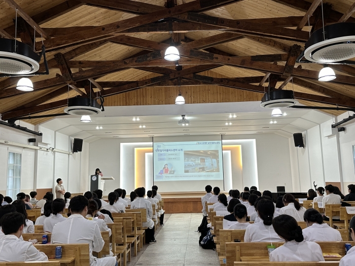 전주기전대학 대학일자리플러스센터가 12일 현장실습생 100명을 대상으로 직장예절교육 및 적응력 강화 교육을 실시하고 있다.