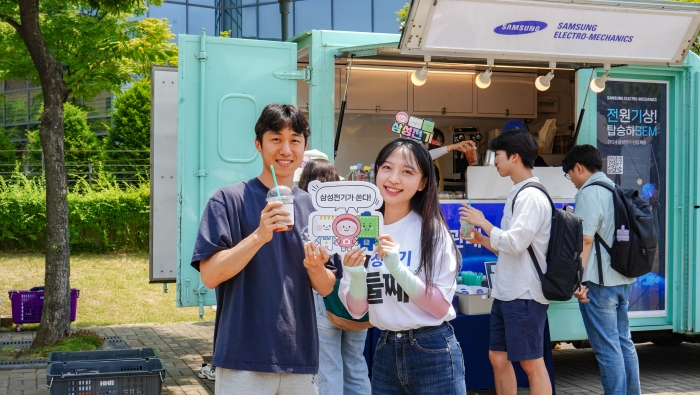 삼성전기는 수원 성균관대에서 기말고사를 치르고 있는 학생들을 대상으로 커피트럭 이벤트를 개최했다고 16일 밝혔다. 사진=삼성전기 제공