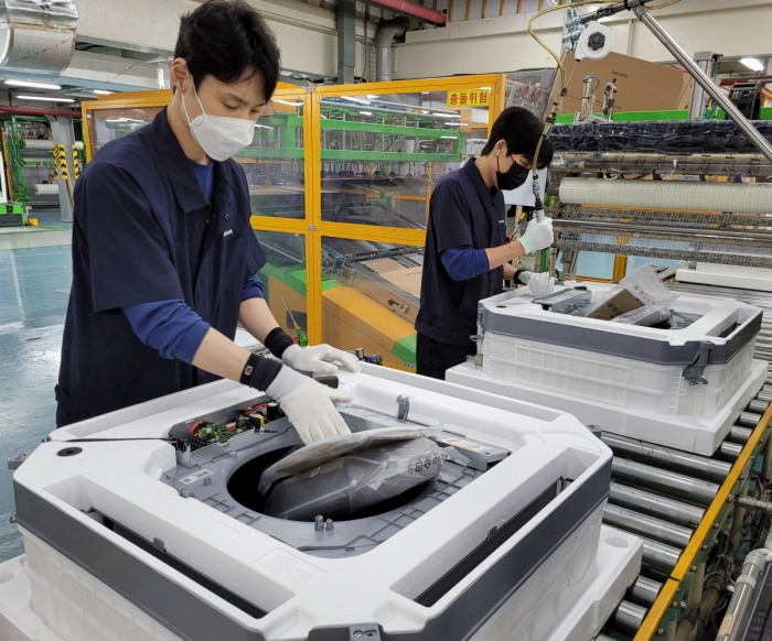 광주광역시 광산구 하남산단 6번로에 위치한 삼성전자 광주사업장에서 직원들이 '시스템 에어컨'을 생산하는 모습이다. 사진=삼성전자 제공