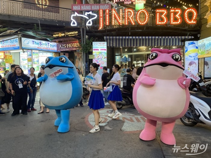 맥주거리에서 만난 진로소주 판촉 활동. 사진=김제영 기자