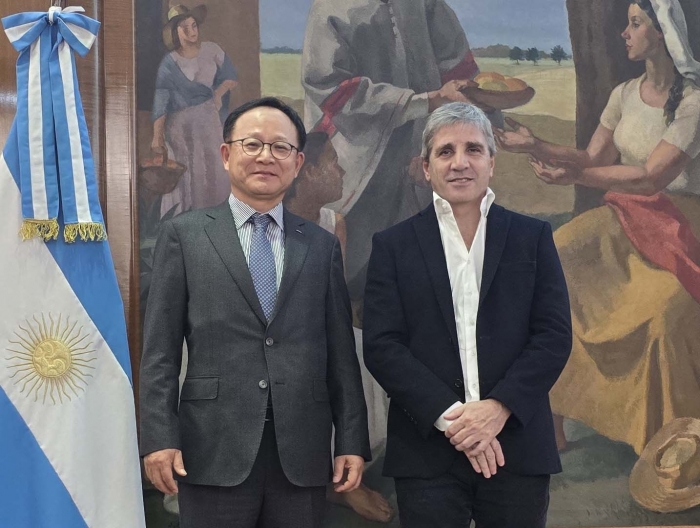 6월 12일 아르헨티나 부에노스아이레스에서 포스코홀딩스 정기섭 사장(왼쪽)이 아르헨티나 루이스 카푸토(Luis Caputo) 경제부 장관을 만나 이차전지용 리튬 사업 협력을 논의했다. 사진=포스코 제공