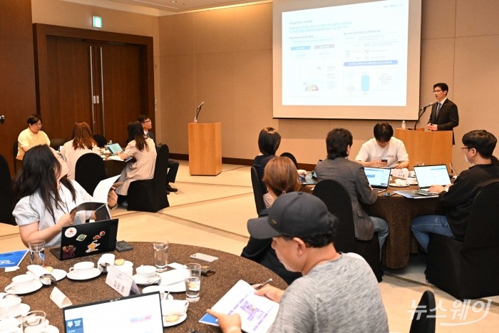 김수종 이노스페이스 대표가 17일 오전 서울 여의도 63스퀘어에서 열린 '이노스페이스 기업설명회'에서 발표를 하고 있다. 사진=강민석 기자 kms@newsway.co.kr