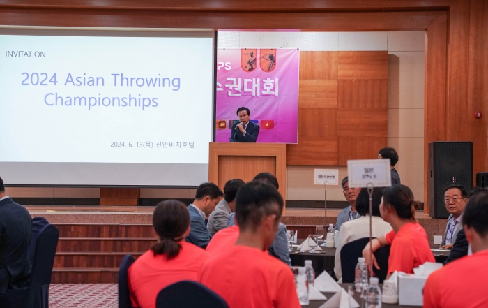 박홍률 목포시장이 제53회 전국종별육상경기 선수권대회 및 2024 아시아육상투척 선수권 대회 선수단을 환영하고 있다.