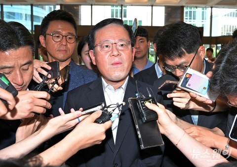 취재진에 둘러싸인 조병규 우리은행장