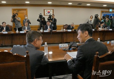 대화 나누는 이복현 금융감독원장과 이승열 하나은행장