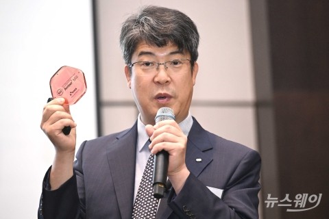 자사 제품 설명하는 김용수 하스 대표