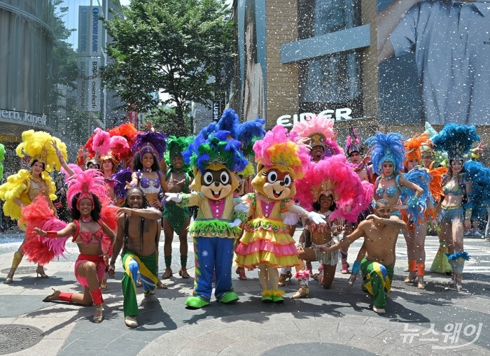 롯데월드 어드벤처가 19일 서울 중구 명동 유네스코 거리에서 롯데월드의 여름 축제 '시티 바캉스&삼바'를 소개하는 특별거리공연을 진행하고 있다. 사진=이수길 기자 Leo2004@newsway.co.kr