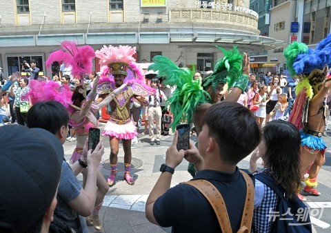 롯데월드 어드벤처, 시민들과 함께한 '깜짝 삼바 퍼레이드'