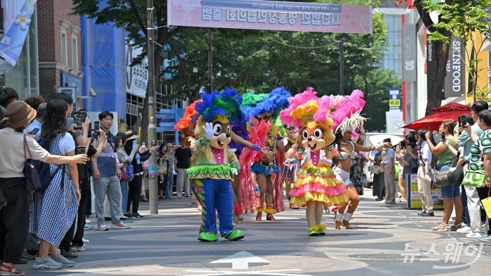 롯데월드 어드벤처가 19일 서울 중구 명동 유네스코 거리에서 롯데월드의 여름 축제 '시티 바캉스&삼바'를 소개하는 특별거리공연을 진행하고 있다. 사진=이수길 기자 Leo2004@newsway.co.kr