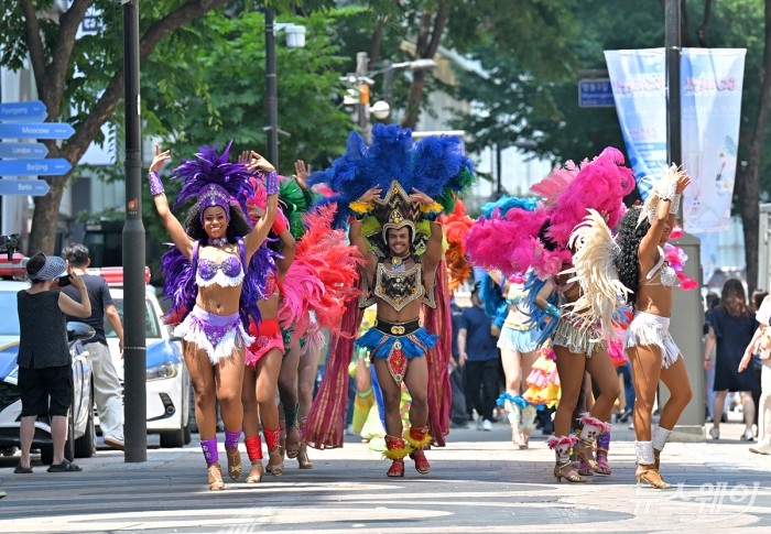 롯데월드 어드벤처가 19일 서울 중구 명동 유네스코 거리에서 롯데월드의 여름 축제 '시티 바캉스&삼바'를 소개하는 특별거리공연을 진행하고 있다. 사진=이수길 기자 Leo2004@newsway.co.kr