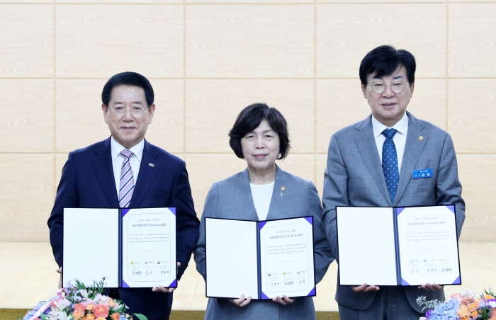 김영록 전라남도지사가 19일 장흥군청에서 호국원의 성공적 조성을 위한 상호협력을 위해 '국립장흥호국원 조성 실시 협약식'을 국가보훈부, 장흥군과 체결하고 있다.