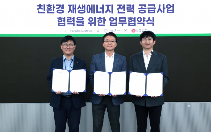 전승훈 LG유플러스 기업플랫폼사업담당(가운데)과 반왕 한화시스템 솔루션사업담당(왼쪽), 엄홍찬 스마트그린빌리지 대표(오른쪽)가 업무협약을 맺고 기념 사진을 촬영하는 모습. 사진=LG유플러스 제공