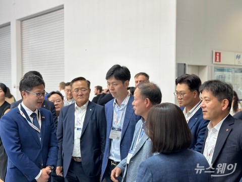 롯데 3세 신유열, 현장 경영···배터리도 챙겼다