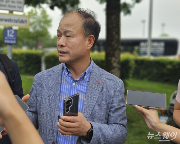 이훈기 롯데케미칼 대표가 20일(현지시간) 독일 뮌헨에서 개최된 '인터배터리 2024'에 참가해 기자단의 질의에 응답하고 있다. 사진=전소연 기자