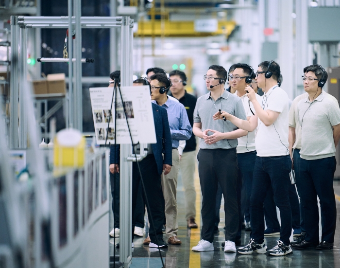 구광모 LG그룹 회장(앞줄 오른쪽에서 세번째)이 미국 테네시에 위치한 LG전자 생활가전 생산공장을 찾아 스마트팩토리 기술이 적용된 생산라인을 살펴보고 있다. 사진=LG 제공