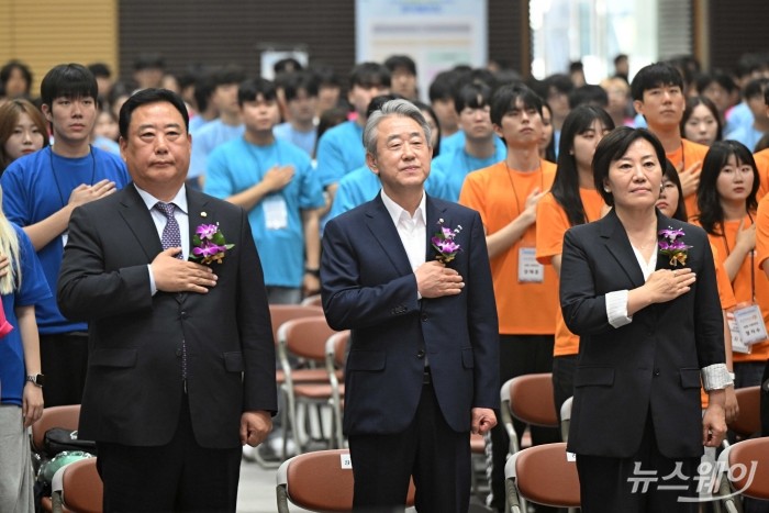 (왼쪽부터)국회 농림축산식품해양수산위원회 위원장인 어기구 더불어민주당 의원과 강호동 농업협동조합중앙회 회장, 송미령 농림축산식품부 장관이 24일 오전 서울 중구 농협중앙회 대강당에서 열린 '희망농업 행복농촌 서포터즈' 발대식에 참석해 국민의례를 하고 있다. 사진=강민석 기자 kms@newsway.co.kr