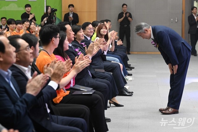 허리 숙여 인사하는 강호동 농업협동조합중앙회 회장