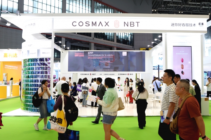 지난 19~21일 중국 상하이 NECC에서 열린 HNC 2024 박람회에 마련된 코스맥스그룹 부스에서 글로벌 업계 관계자들이 설명을 듣고 있다. 사진=코스맥스그룹 제공