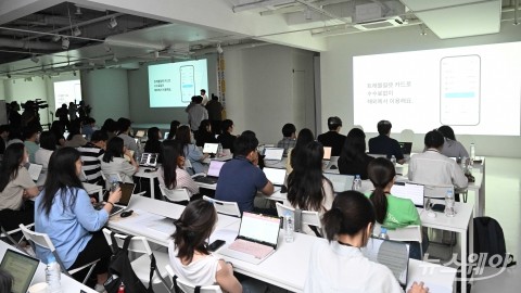 카뱅, '달러박스' 서비스 공개···&quot;카톡으로도 美 달러 선물 가능합니다&quot;
