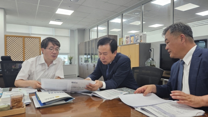 박홍률 목포시장이 기획재정부 김동일 예산실장을 만나 현안사업에 대한 국비 지원을 건의하고 있다.