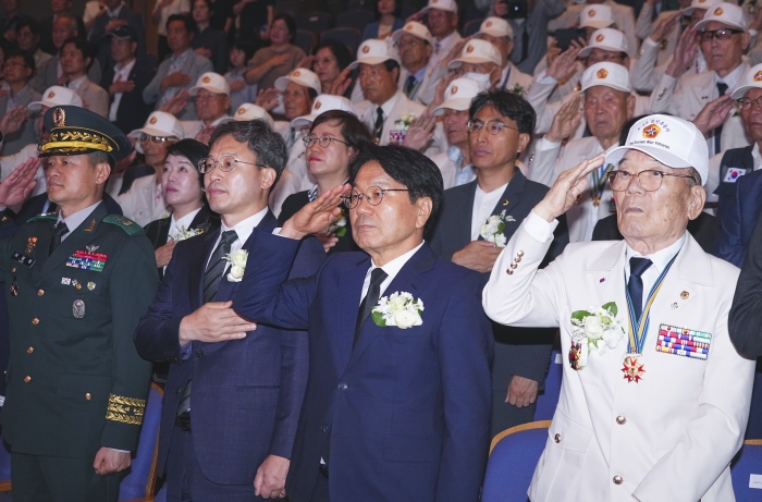 강기정 광주광역시장이 25일 남구 빛고을시민문화관에서 열린 '6·25전쟁 제74주년 기념식'에 참석해 참전유공자 등 내빈들과 국민의례를 하고 있다.