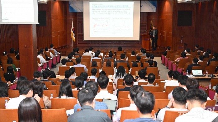 김은기 삼성증권 연구위원이 25일 오후 서울 여의도 금융투자협회에서 열린 하반기 채권 포럼에서 '크레딧시장 전망과 투자전략' 주제로 발표를 하고 있다. 사진=강민석 기자 kms@newsway.co.kr