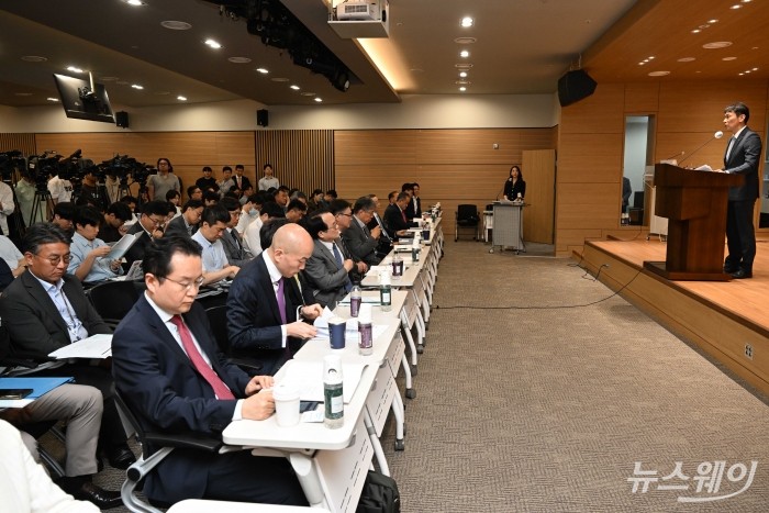 이복현 금융감독원 원장이 26일 오전 서울 마포구 상장회사회관에서 열린 기업지배구조 개선 세미나에서 축사를 하고 있다. 사진=강민석 기자 kms@newsway.co.kr