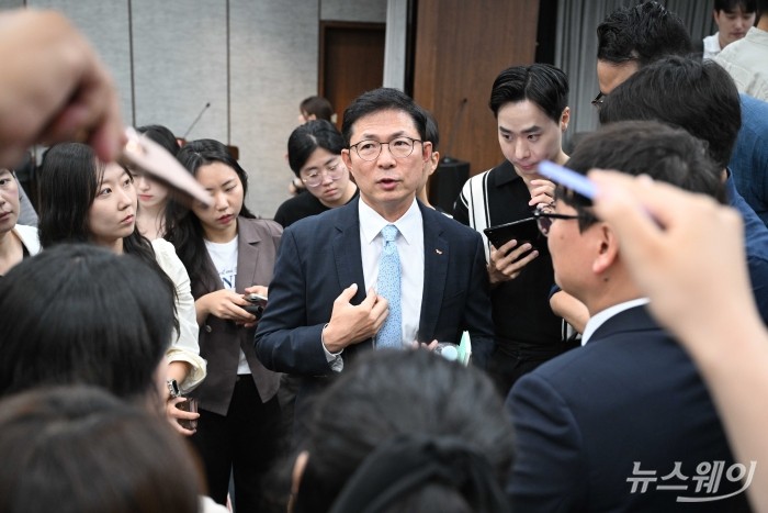 안재용 SK바이오사이언스 사장이 27일 오전 서울 중구 은행회관에서 열린 2024 SK바이오사이언스 기자간담회를 마친 직후 취재진의 질문을 답변하고 있다. 사진=강민석 기자 kms@newsway.co.kr