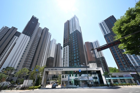  공사비 갈등으로 위기, 중견건설사 교체 후 고품질 단지 탄생