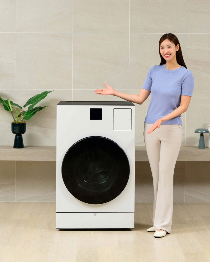 삼성전자 모델이 올인원 세탁건조기 '비스포크 AI 콤보' 신제품을 소개하고 있다. 사진=삼성전자 제공