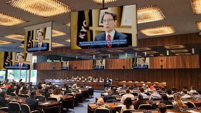 신창재 교보생명 의장, 제네바 포럼서 윤리경영상 수상