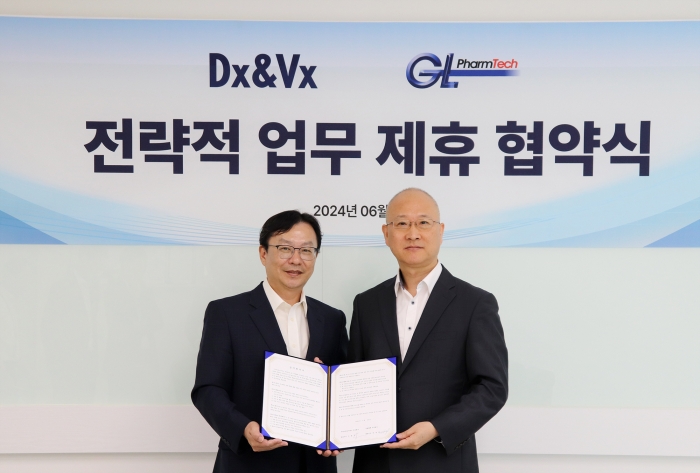 지엘팜텍 진성필 대표(좌), DXVX 이용구 대표. 사진=디엑스앤브이엑스 제공