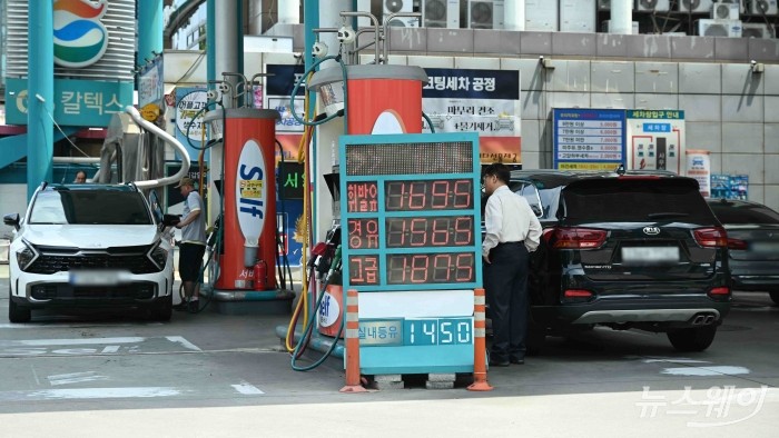 시민들이 1일 오후 서울 내 한 주유소에서 주유를 하고 있다. 사진=강민석 기자 kms@newsway.co.kr