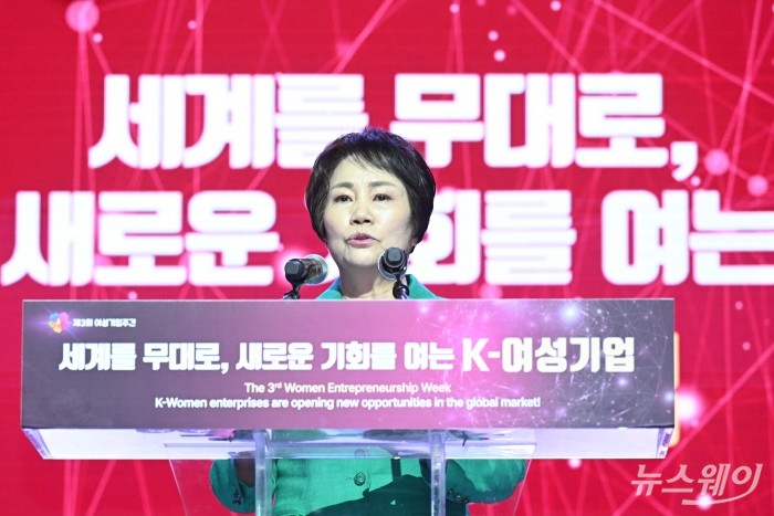 이정한 한국여성경제인협회 회장이 1일 오후 서울 중구 신라호텔에서 열린 '제3회 여성기업주간' 개막식에서 개회사를 하고 있다. 사진=강민석 기자 kms@newsway.co.kr