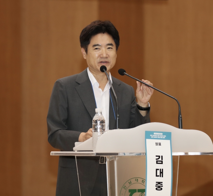 김대중 교육감이 '한국교육학회 2024년 연차학술대회'에서 기조강연을 하고 있다.